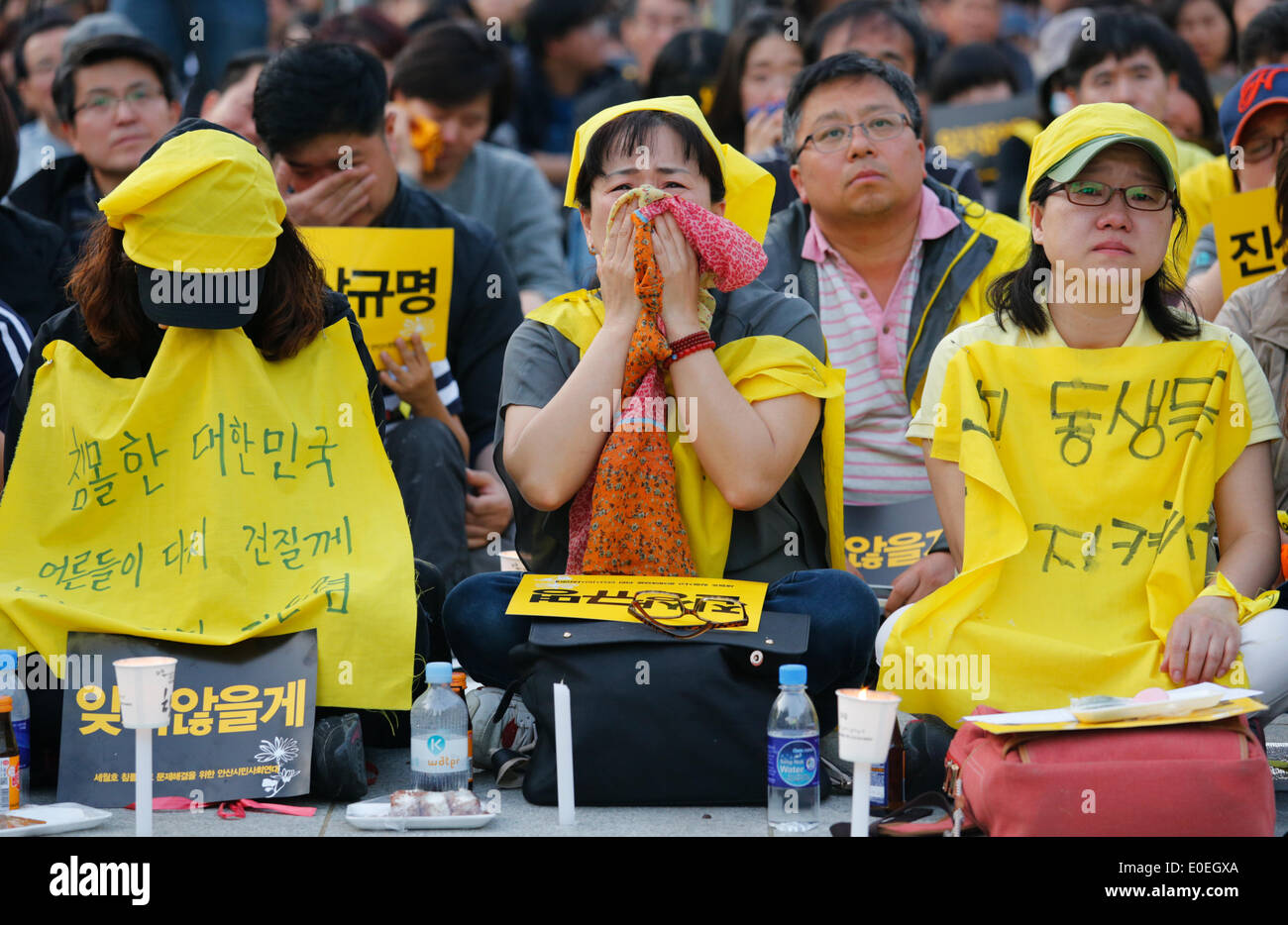 Ansan, Südkorea. 10. Mai 2014. Teilnehmer Weinen während einer Kundgebung gegen das, was sie darauf bestehen, lax Reaktion des President Park Geun-hyes Regierung nach der Fähre eingesunken war Sewol aus der südwestlichen Insel Jindo am 16. April 2014, eine Plaza Ansan, Südkorea, auf Samstag, 10. Mai 2014 Gewässer. Etwa 13.000 Personen nahmen an der Rallye zu fordern Rücktritt von Präsident Park und zur Trauer für die Opfer der Tragödie, nach den örtlichen Medien. Stockfoto
