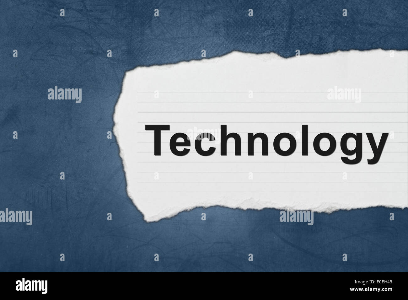 Technologie mit weißem Papier reißt auf blaue Textur Stockfoto