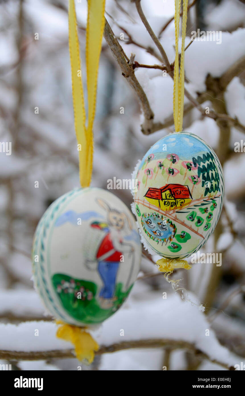 Eiern im Schnee - Weathercapriole Ostern Stockfoto