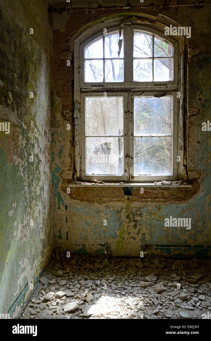 Geschlossenem Fenster in einem heruntergekommenen Gebäude Stockfoto
