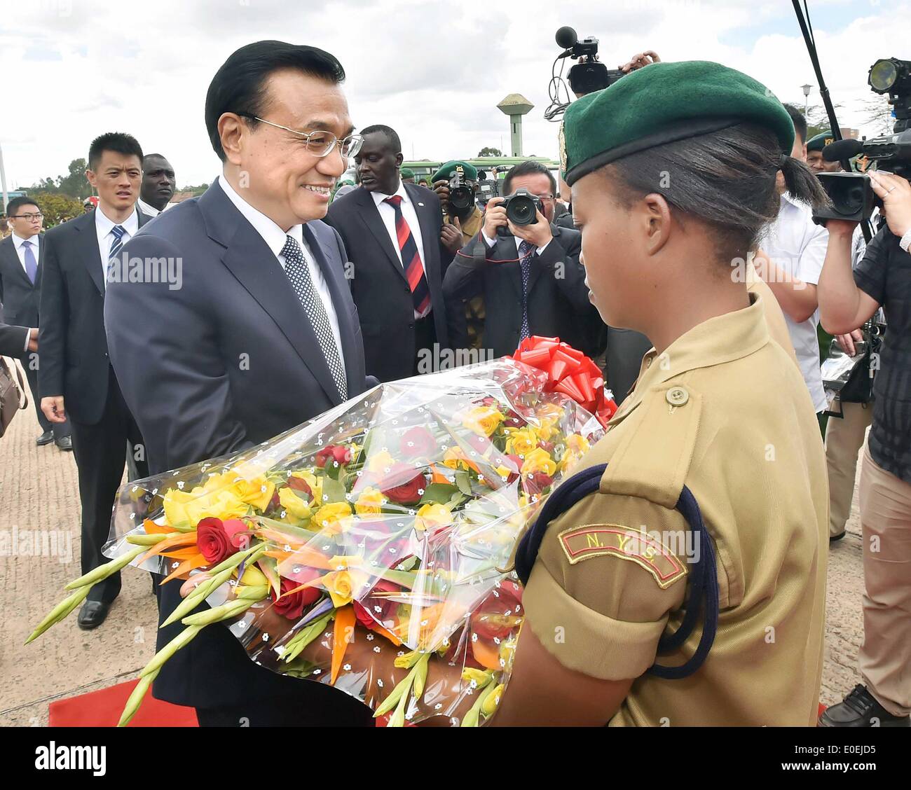 Nairobi, Kenia. 11. Mai 2014. Der chinesische Ministerpräsident Li Keqiang (Front L) erhält Blumen von einem Mitglied des National Youth Service (NYS) Kenias während seines Besuchs in NYS in Nairobi, Kenia, 11. Mai 2014. Bildnachweis: Li Tao/Xinhua/Alamy Live-Nachrichten Stockfoto