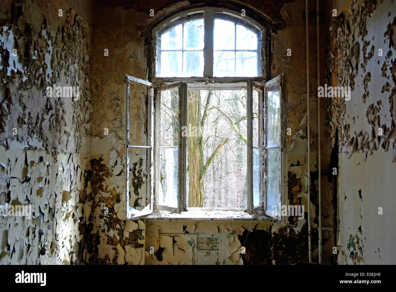 Offene Fenster In Einem Heruntergekommenen Gebaude Stockfotografie Alamy