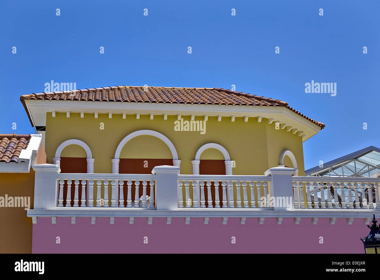 Farbenfrohe Gebäude gemalt hell in leuchtenden Farben gegen einen tiefblauen Sommerhimmel. S. E. Asien Thailand Stockfoto