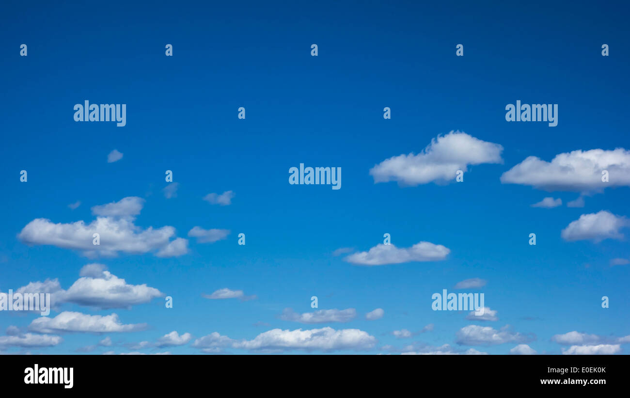 Schönen blauen Himmel und weiße Wolken Stockfoto