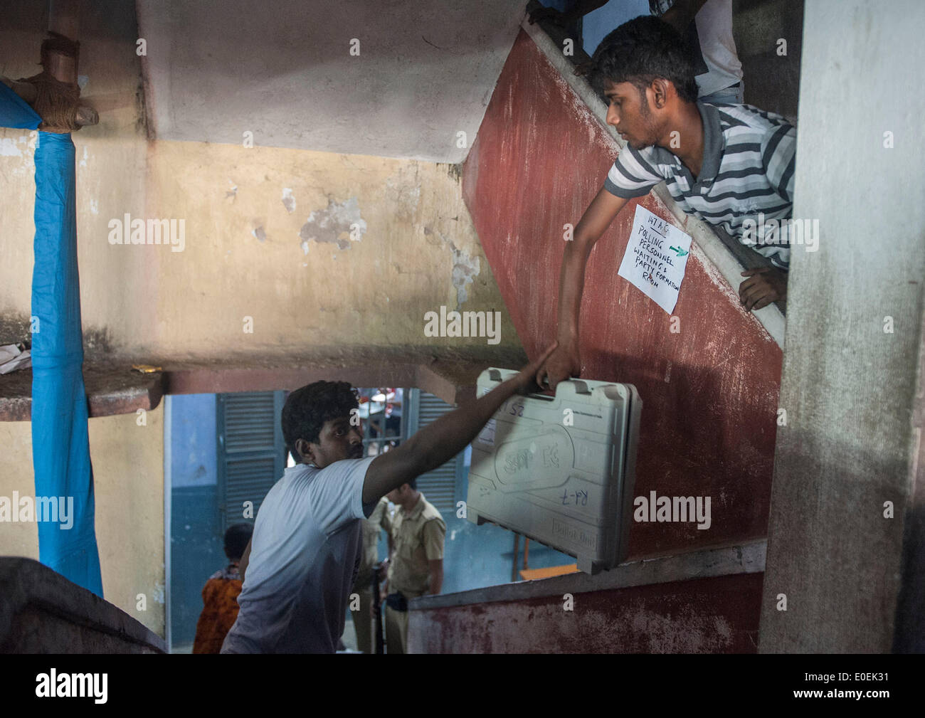 Calcutta, Indian state West Bengal. 11. Mai 2014. Wahlkommission Arbeiter verteilen Elektronische Wahlmaschinen auf eine Kontrollstation in Kalkutta, Hauptstadt des östlichen indischen Bundesstaat Westbengalen, 11. Mai 2014. Parlamentswahlen Indiens begann am 7. April und endet am 12. Mai. Bildnachweis: Tumpa Mondal/Xinhua/Alamy Live-Nachrichten Stockfoto