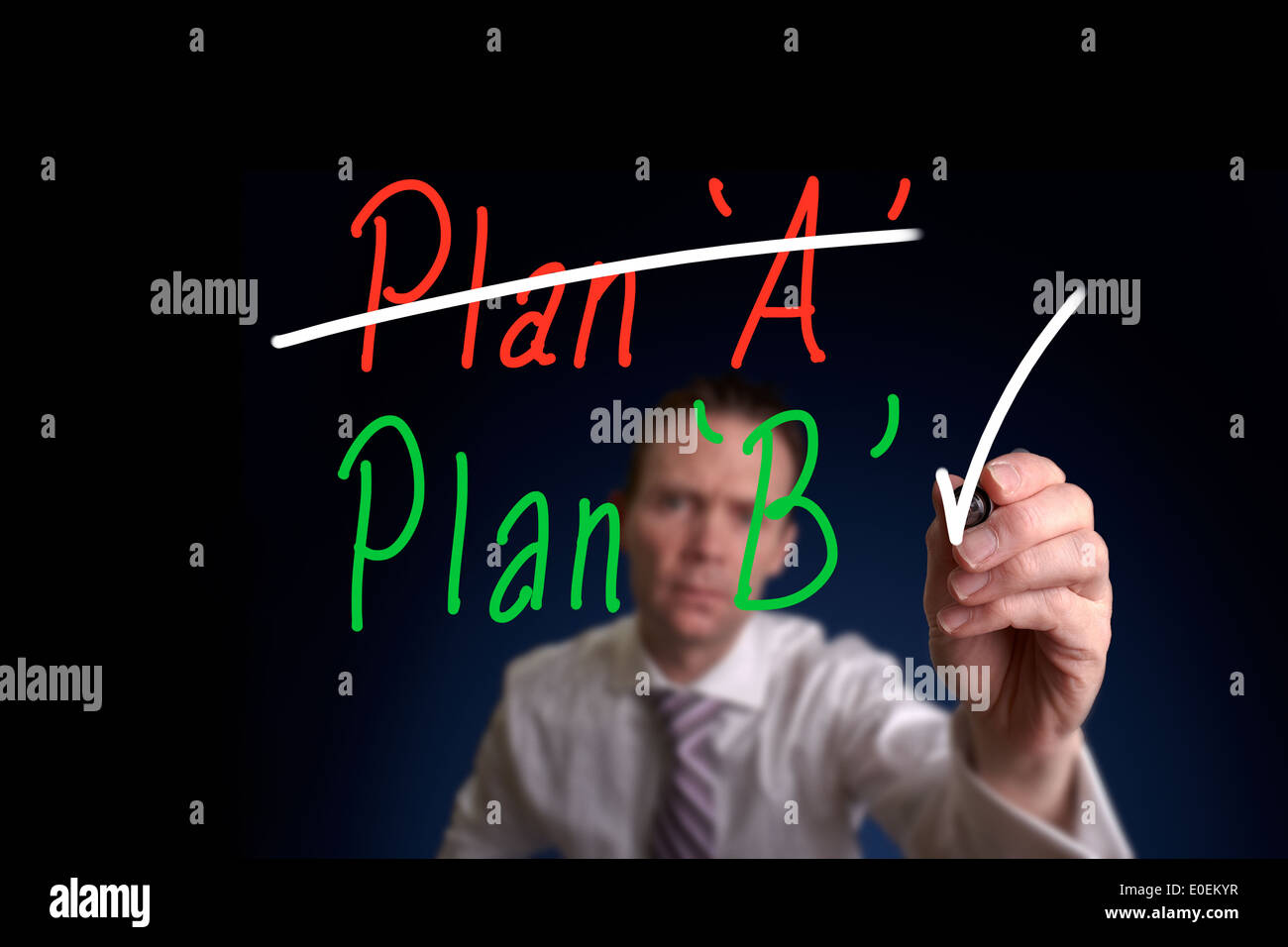 Ein Geschäftsmann zeichnen ein Plan A und Plan B Konzept auf eine Glasscheibe. Stockfoto