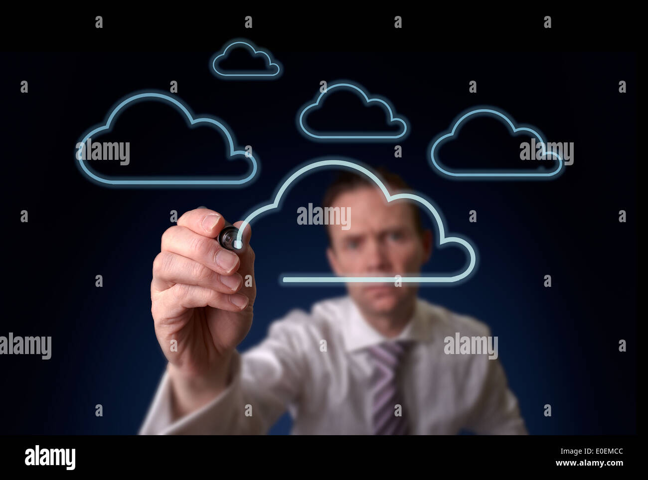 Ein Geschäftsmann, ein Cloud-Storage-Konzept auf einem klaren Bildschirm zeichnen. Stockfoto