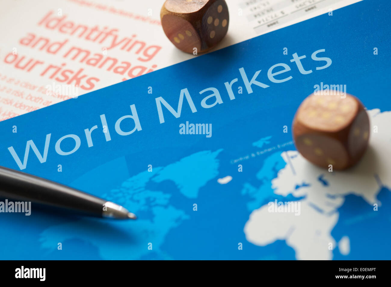 Welt Märkte Dokumente mit Würfel und Stift. Stockfoto