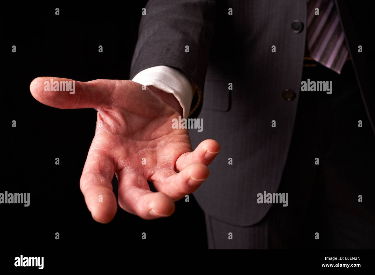 Ein Geschäftsmann streckte seine Hand zu schütteln, die Hand eines anderen. Stockfoto