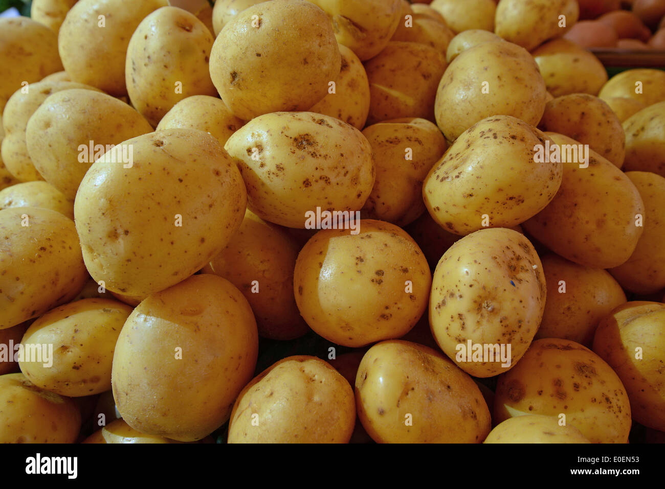 Kartoffeln, Obst und Gemüse Stand am Samstag Markt, Marktplatz, Northampton, Northamptonshire, England, Vereinigtes Königreich Stockfoto