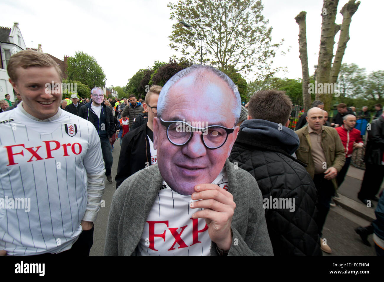 London, UK. 11. Mai 2014. Fördermitglied Fulham hält eine Maske der deutschen Manager kommt Felix Magath für das Spiel zwischen Absteiger Fulham und Crystal Palace FC am letzten Tag der englischen Premier League im Craven Cottage Stockfoto London, UK. 11. Mai 2014. Fördermitglied Fulham hält eine Maske der deutschen Manager kommt Felix Magath für das Spiel zwischen Absteiger Fulham und Crystal Palace FC am letzten Tag der englischen Premier League im Craven Cottage Stockfoto