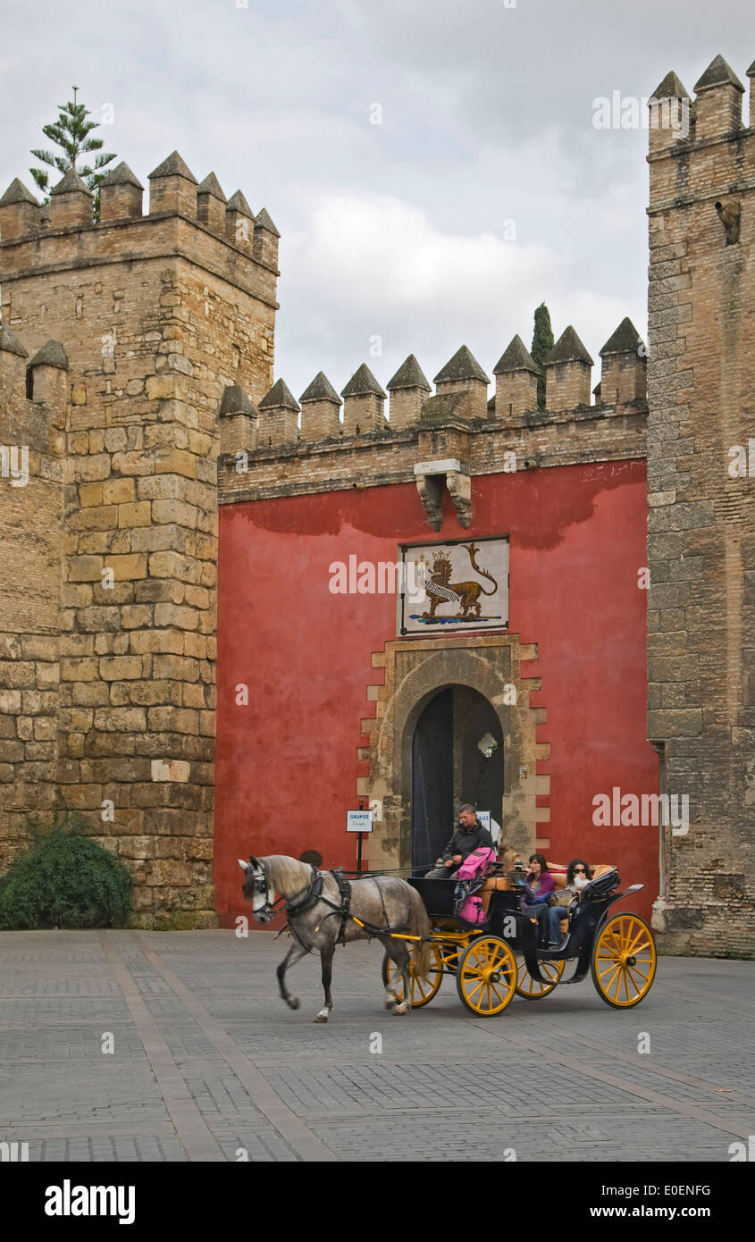 Pferdekutsche und Puerta del Leon (Löwentor), Reales Alcazares, Sevilla, Spanien Stockfoto