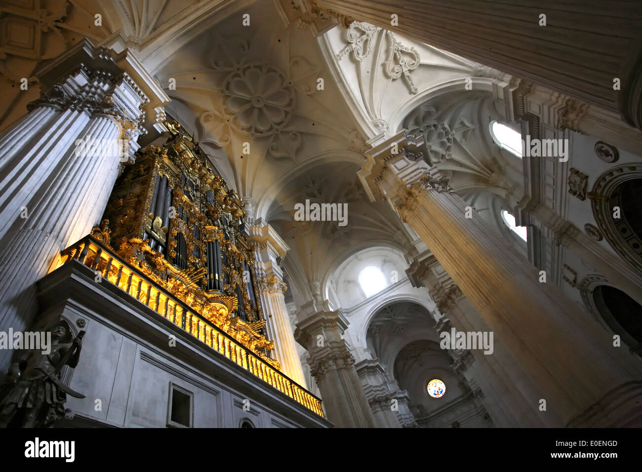 Strahl des Lichtes, der Innenraum der Kathedrale von Granada (Kathedrale der Menschwerdung), Granada, Spanien Stockfoto