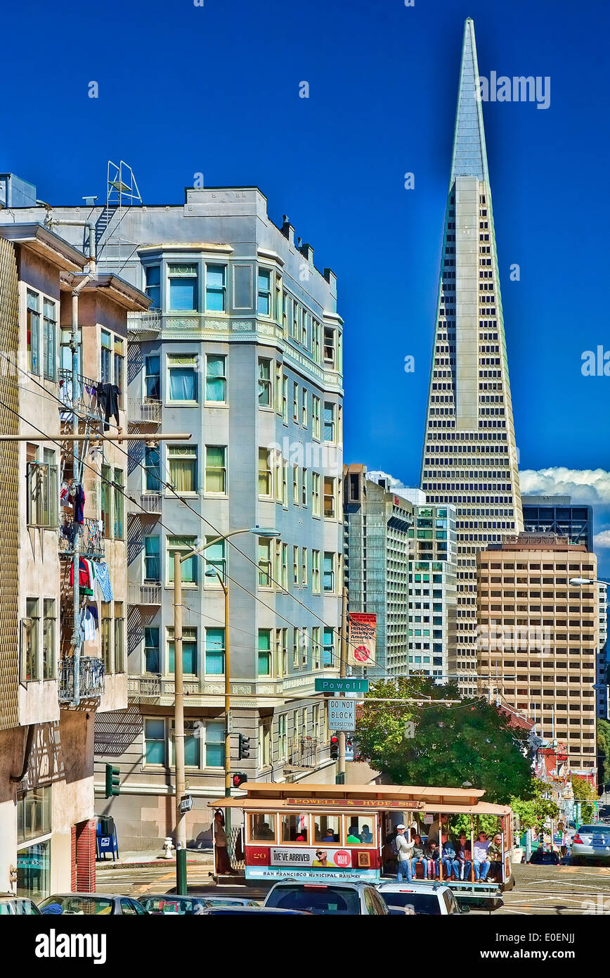 Seilbahn, steile Straße und Transamerica Pyramid, San Francisco, Kalifornien, USA Stockfoto