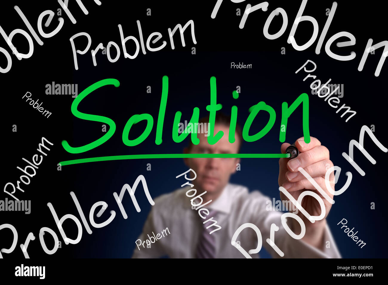Ein Geschäftsmann Zeichnung ein, egal wie groß oder klein das Problem ist, es gibt immer eine Lösung. Stockfoto