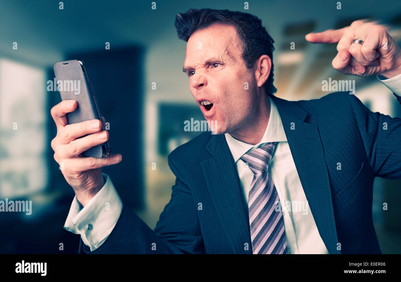 Eine böse Geschäftsmann Niederschreien das Telefon. Stockfoto