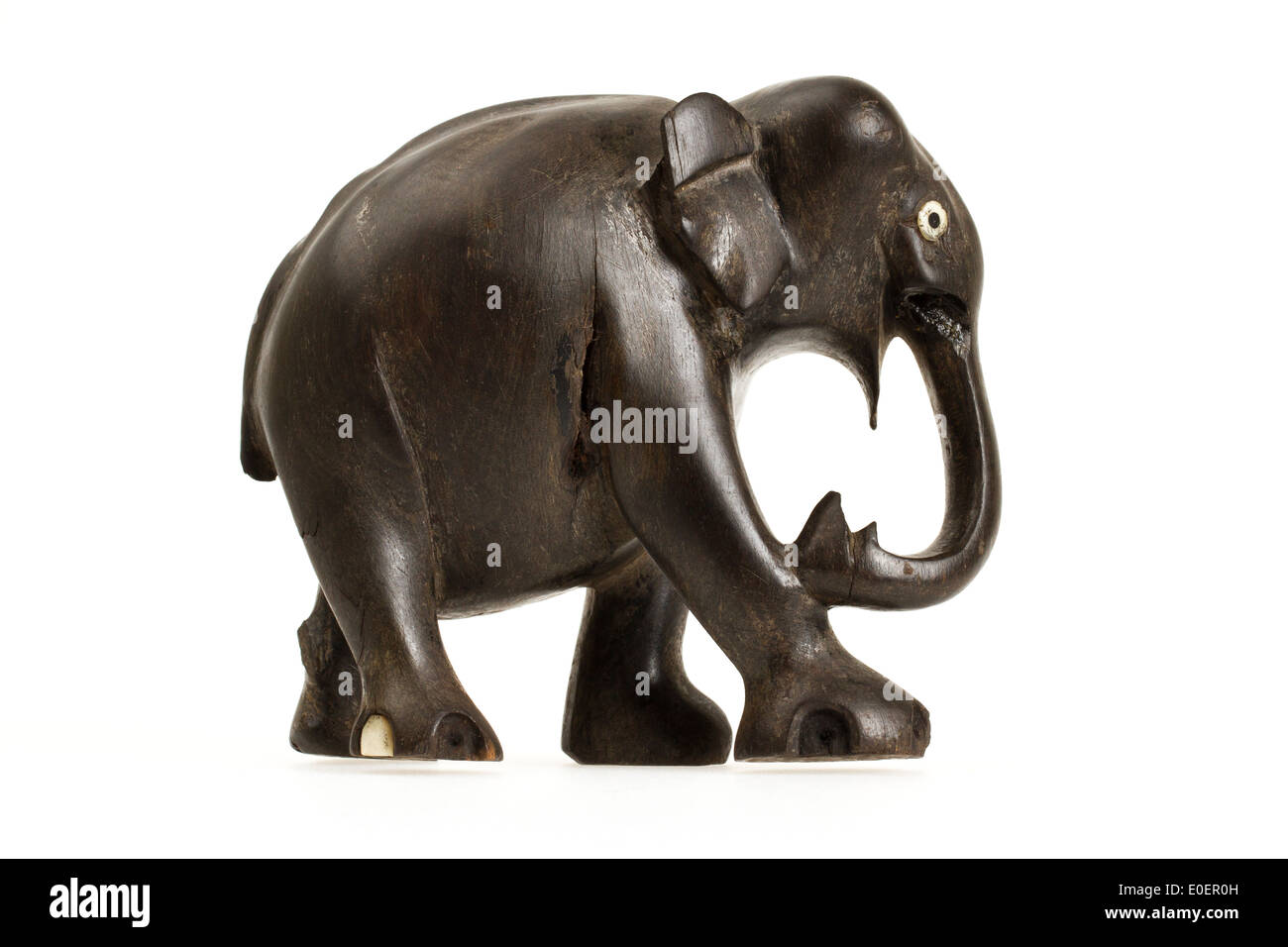 Sehr altes Elfenbein Statue eines Elefanten isoliert auf einem weißen Melaminteller Stockfoto