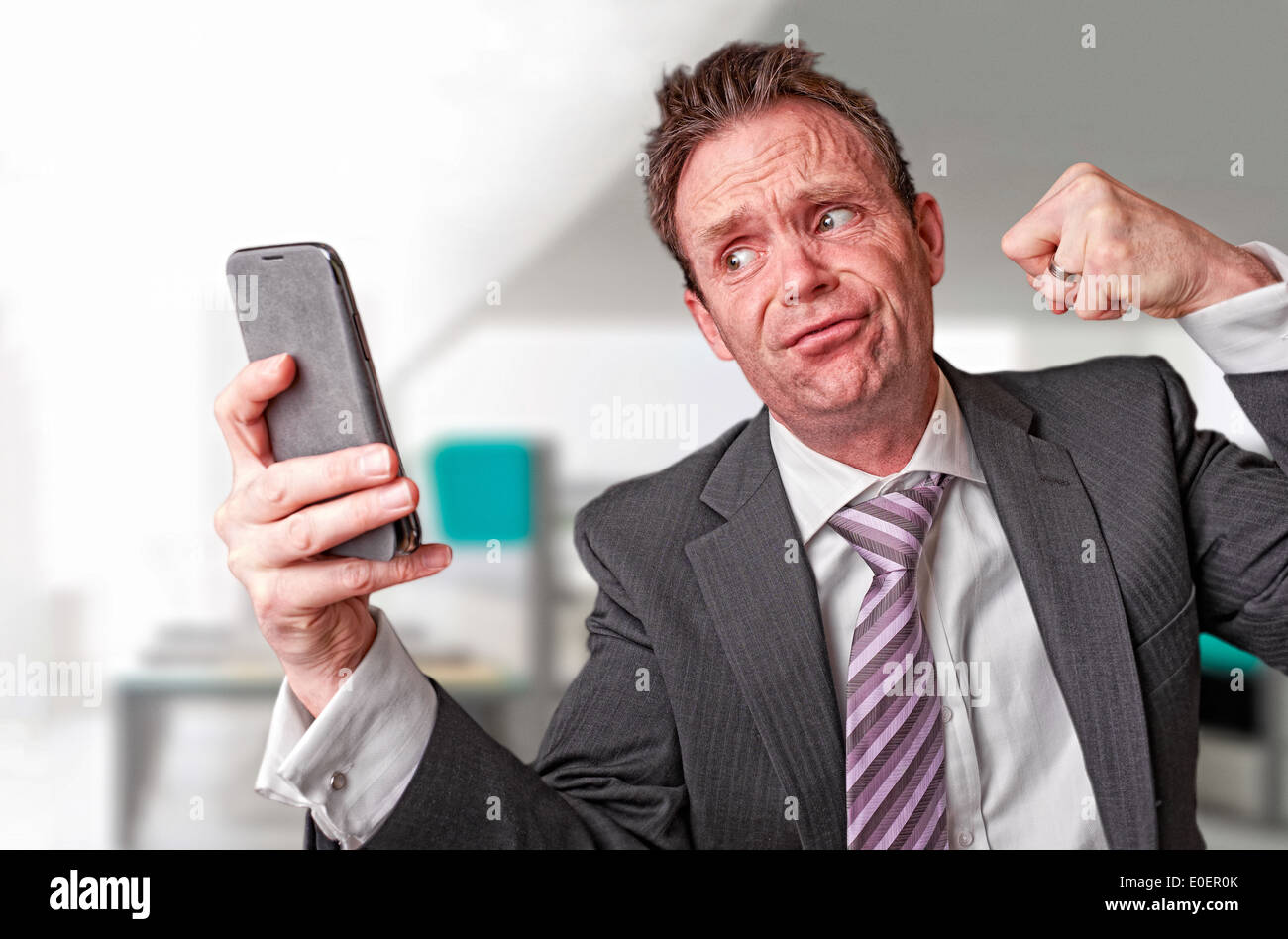 Eine frustrierte Geschäftsmann auf einen Telefonanruf. Stockfoto