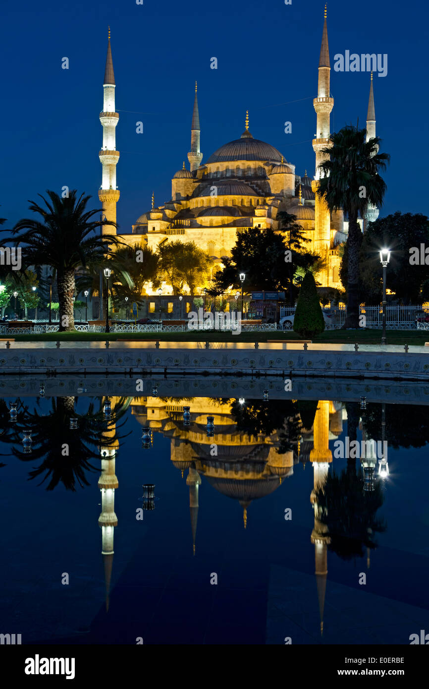 Blaue Moschee spiegelt sich am Pool, Istanbul, Türkei Stockfoto