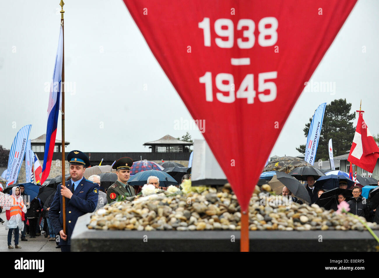 Wien. 11. Mai 2014. Mitarbeiter der russischen Botschaft würdigen während einer Zeremonie zum 69. Jahrestag der Befreiung des KZ Mauthausen in Oberösterreich, 11. Mai 2014. Das KZ Mauthausen war der erste seiner Art in einem fremden Land von Nazi-Deutschland gegründet. Es war eines der berüchtigtsten Lager im System NS-Konzentrationslager. Bildnachweis: Qian Yi/Xinhua/Alamy Live-Nachrichten Stockfoto