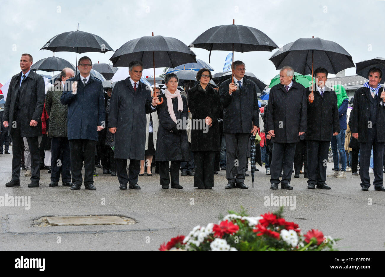 Wien, Befreiung der Konzentrationslager Mauthausen in Oberösterreich. 11. Mai 2014. Der österreichische Bundeskanzler Werner Faymann (2. L Front) und Präsident der österreichischen nationalen Versammlung Barbara Prammer (3. L Front) würdigen während einer Zeremonie zum 69. Jahrestag der Befreiung des KZ Mauthausen in Oberösterreich, 11. Mai 2014. Das KZ Mauthausen war der erste seiner Art in einem fremden Land von Nazi-Deutschland gegründet. Es war eines der berüchtigtsten Lager im System NS-Konzentrationslager. Bildnachweis: Qian Yi/Xinhua/Alamy Live-Nachrichten Stockfoto