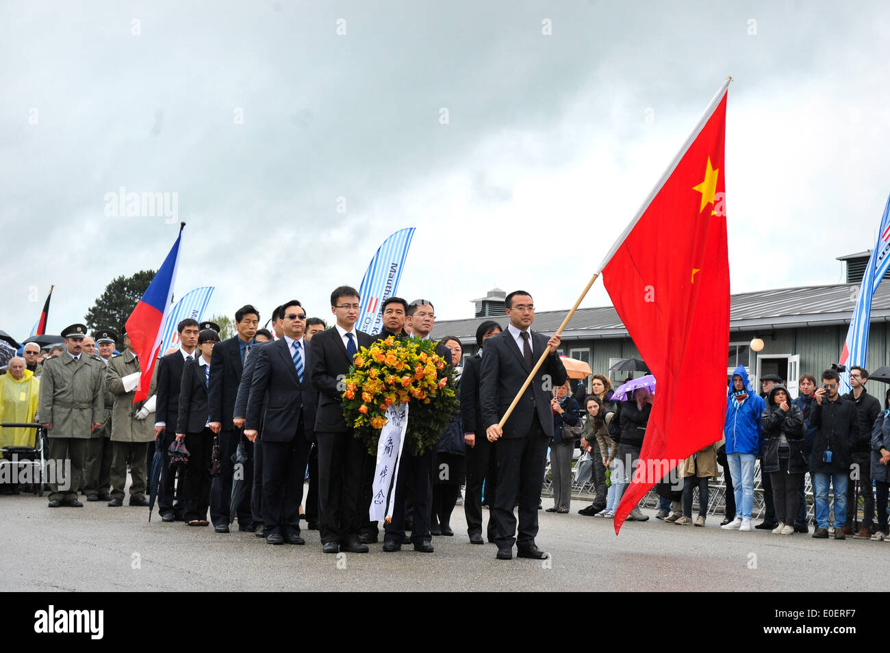 Wien. 11. Mai 2014. Mitglieder der chinesischen Botschaft würdigen während einer Zeremonie zum 69. Jahrestag der Befreiung des KZ Mauthausen in Oberösterreich, 11. Mai 2014. Das KZ Mauthausen war der erste seiner Art in einem fremden Land von Nazi-Deutschland gegründet. Es war eines der berüchtigtsten Lager im System NS-Konzentrationslager. Bildnachweis: Qian Yi/Xinhua/Alamy Live-Nachrichten Stockfoto