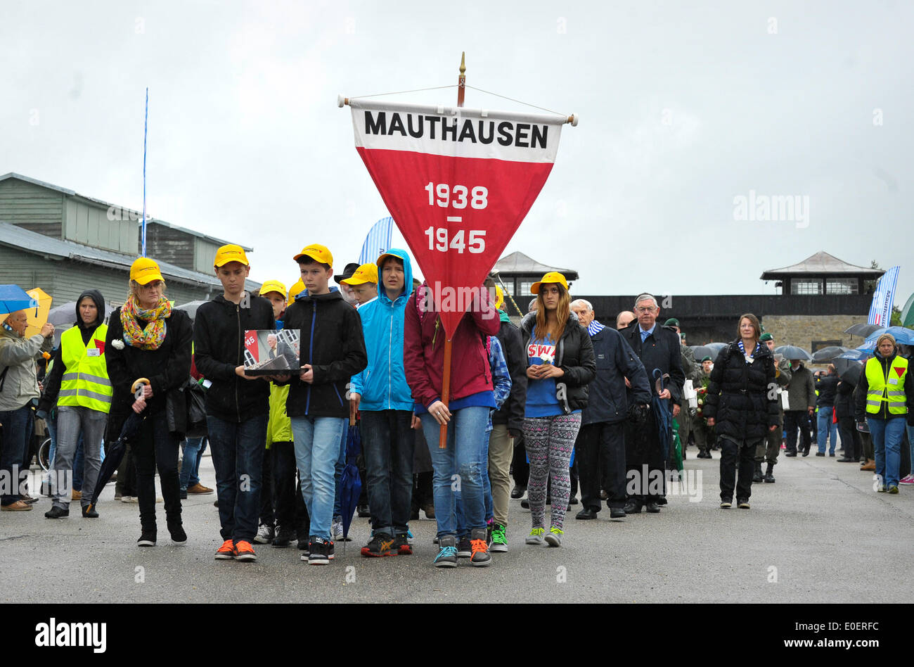 Wien. 11. Mai 2014. Überlebenden des KZ Mauthausen und Jugendliche marschieren während einer Zeremonie zum 69. Jahrestag der Befreiung des KZ Mauthausen in Oberösterreich, 11. Mai 2014. Das KZ Mauthausen war der erste seiner Art in einem fremden Land von Nazi-Deutschland gegründet. Es war eines der berüchtigtsten Lager im System NS-Konzentrationslager. Bildnachweis: Qian Yi/Xinhua/Alamy Live-Nachrichten Stockfoto