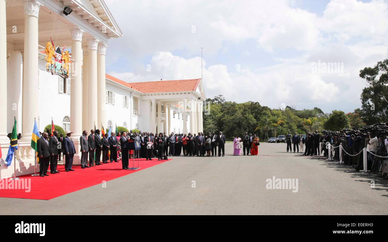 Nairobi, Kenia. 11. Mai 2014. Der chinesische Ministerpräsident Li Keqiang und kenianische Präsident Uhuru Kenyatta halten eine gemeinsame Pressekonferenz nach der feierlichen Unterzeichnung des Mombasa-Nairobi Railway Abkommens im State House in Nairobi, Kenia, 11. Mai 2014. Ugandische Präsident Yoweri Museveni, ruandische Präsident Paul Kagame und Süd-Sudan Präsident Salva Kiir besucht die Pressekonferenz. Bildnachweis: Ding Lin/Xinhua/Alamy Live-Nachrichten Stockfoto