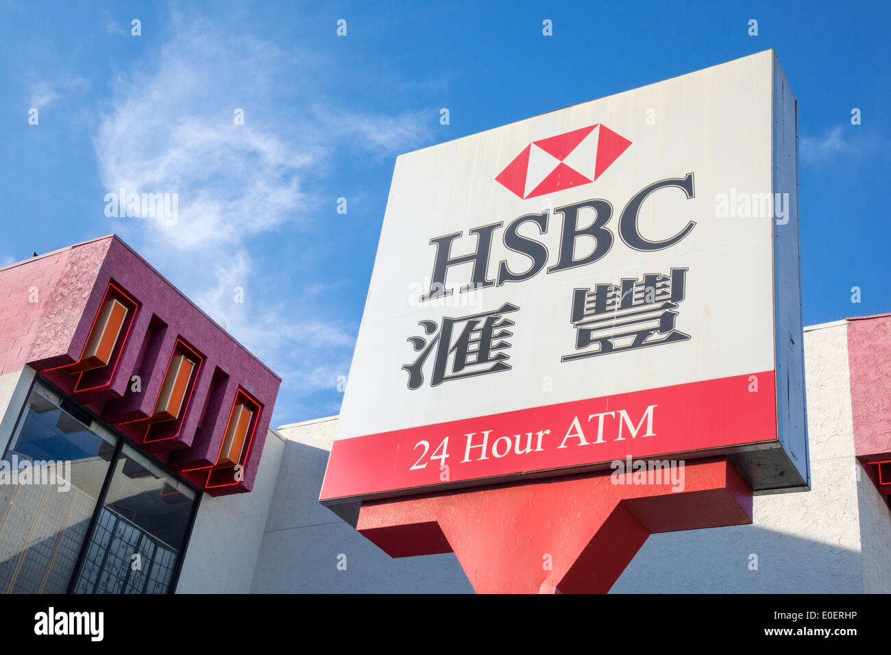Los Angeles, Kalifornien, Chinatown, North Broadway Nachbarschaft, HSBC, Bank, Finanzinstitut, Schild, Logo, zweisprachig, Chinesisch, Zeichen, Logogramm, hanzi, Geldautomat Stockfoto