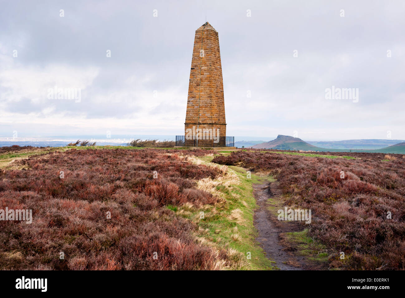 Captain Cook Monument, Easby Moor, North York Moors National Park, UK, mit Nähe Belag in der Ferne. Stockfoto