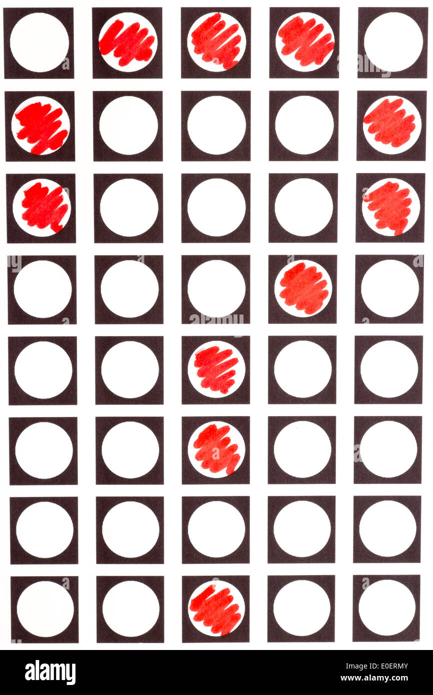 Große leere Checkliste mit einigen Kisten gefüllt in Form von einem questionmark Stockfoto