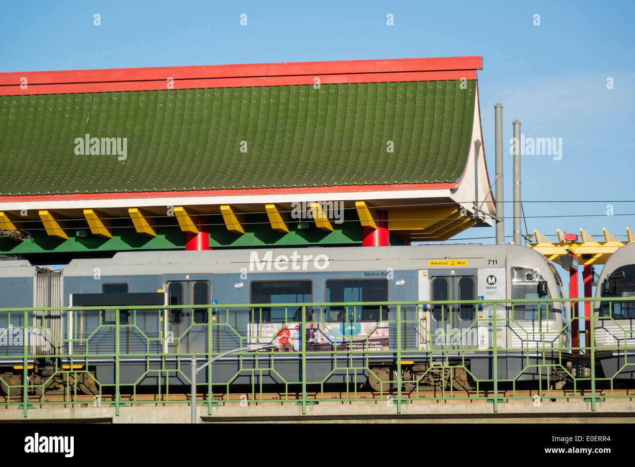 Los Angeles California, LA County Metro Rail, Stadtbahnsystem, Nahverkehr, Gold Line, Chinatown Station, Stadtviertel, Pagodendach, CA14033007 Stockfoto