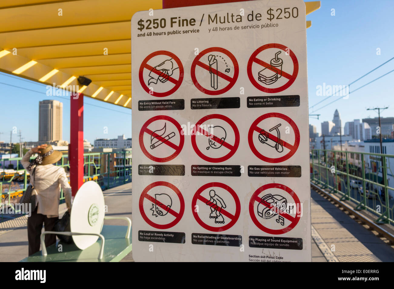 Los Angeles California, LA County Metro Rail, Stadtbahnsystem, Nahverkehr, Gold Line, Chinatown Station, Plattform, Schild, Regel, Verbot, fein, zweisprachig, span Stockfoto