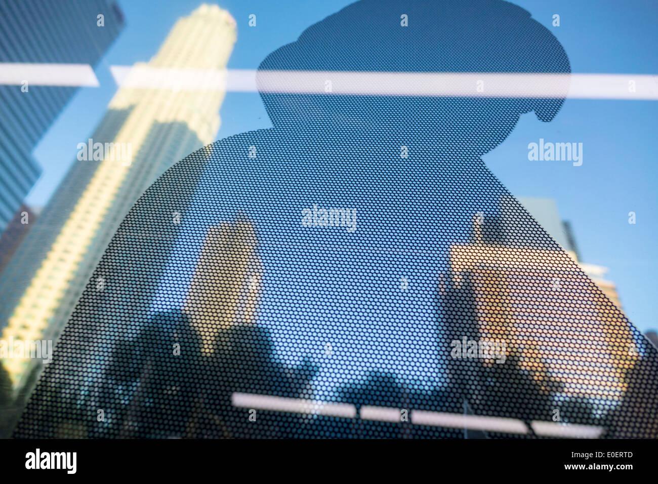 Los Angeles California, Downtown, LA County Metro Bus, Bus, Nahverkehr, öffentliche Verkehrsmittel, Bus, Bus, Fenster, Silhouette, Skyline, Wolkenkratzer, US Bank zu Stockfoto