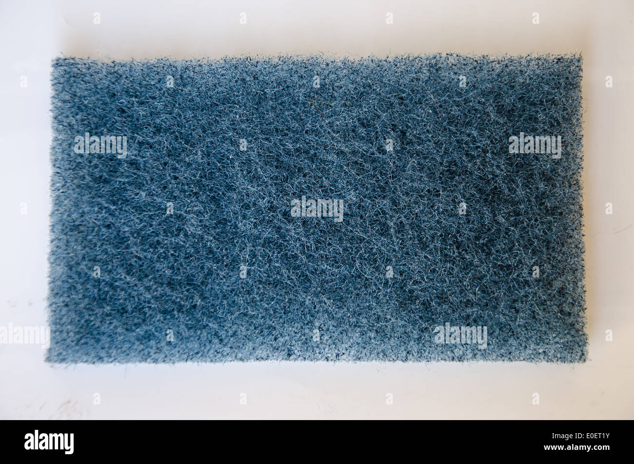 blauer Schwamm für Sanitär sauber in Haus Stockfoto