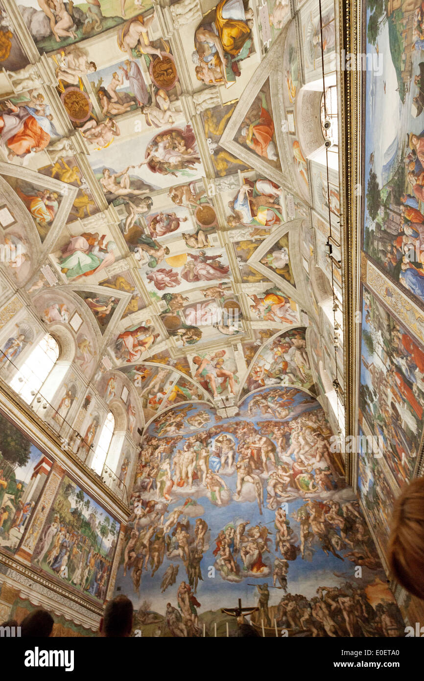 Das Dach/die Decke und der Altarabschluss der Sixtinischen Kapelle, gemalt von Michelangelo; Vatikanstadt, Rom Italien Stockfoto