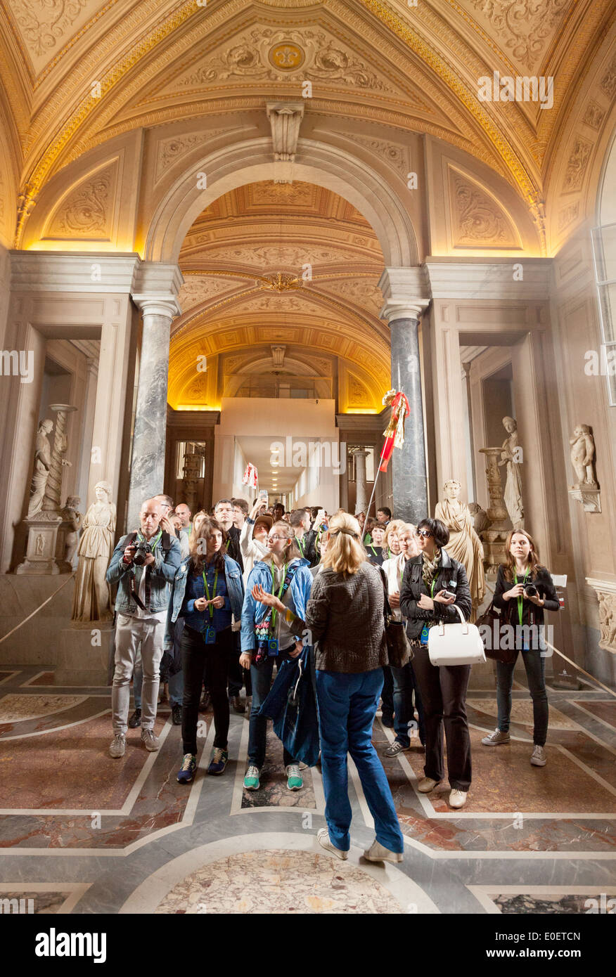 Reiseleiter und Touristen auf einer geführten Tour, Vatikan, Vatikanstadt, Rom Italien Europa Stockfoto