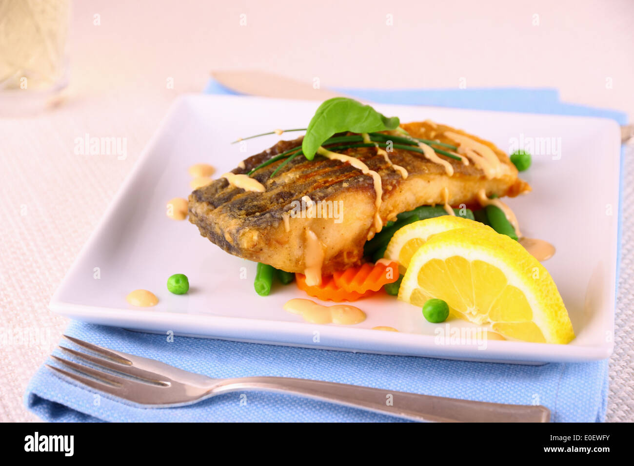 Gebratener Karpfen Fisch-Filet mit Gemüse, Nahaufnahme Stockfoto