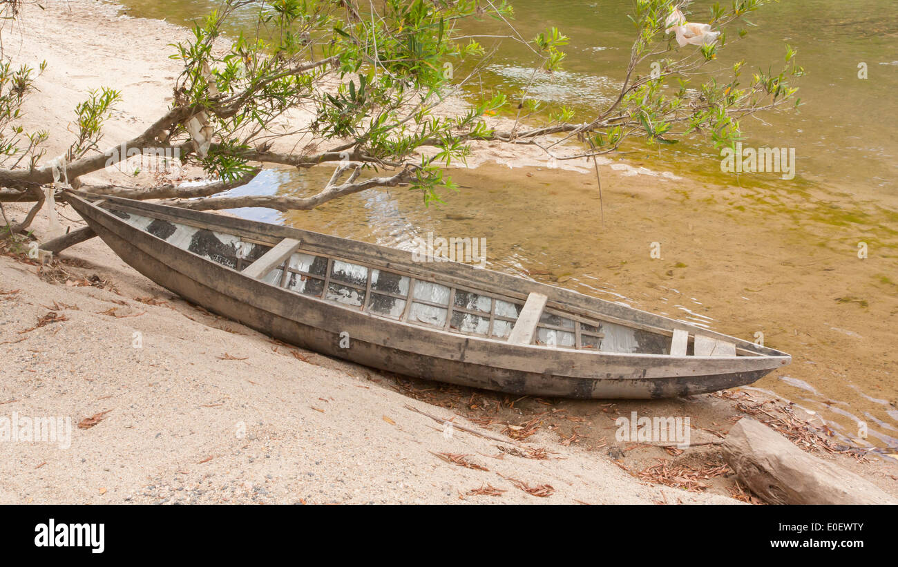 Kleines Ruderboot am Ufer eines kleinen Flusses, Vietnam Stockfoto