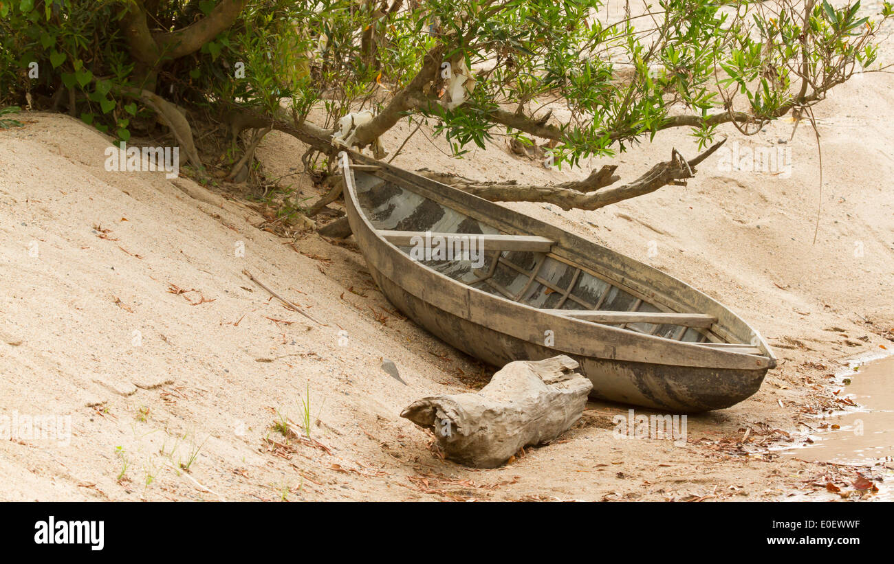 Kleines Ruderboot am Ufer eines kleinen Flusses, Vietnam Stockfoto