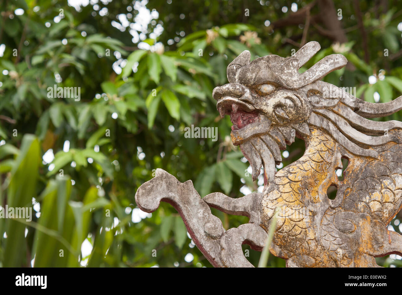 Chinesische Drachen Ornament auf einem Dach im vietnamesischen Dschungel Stockfoto