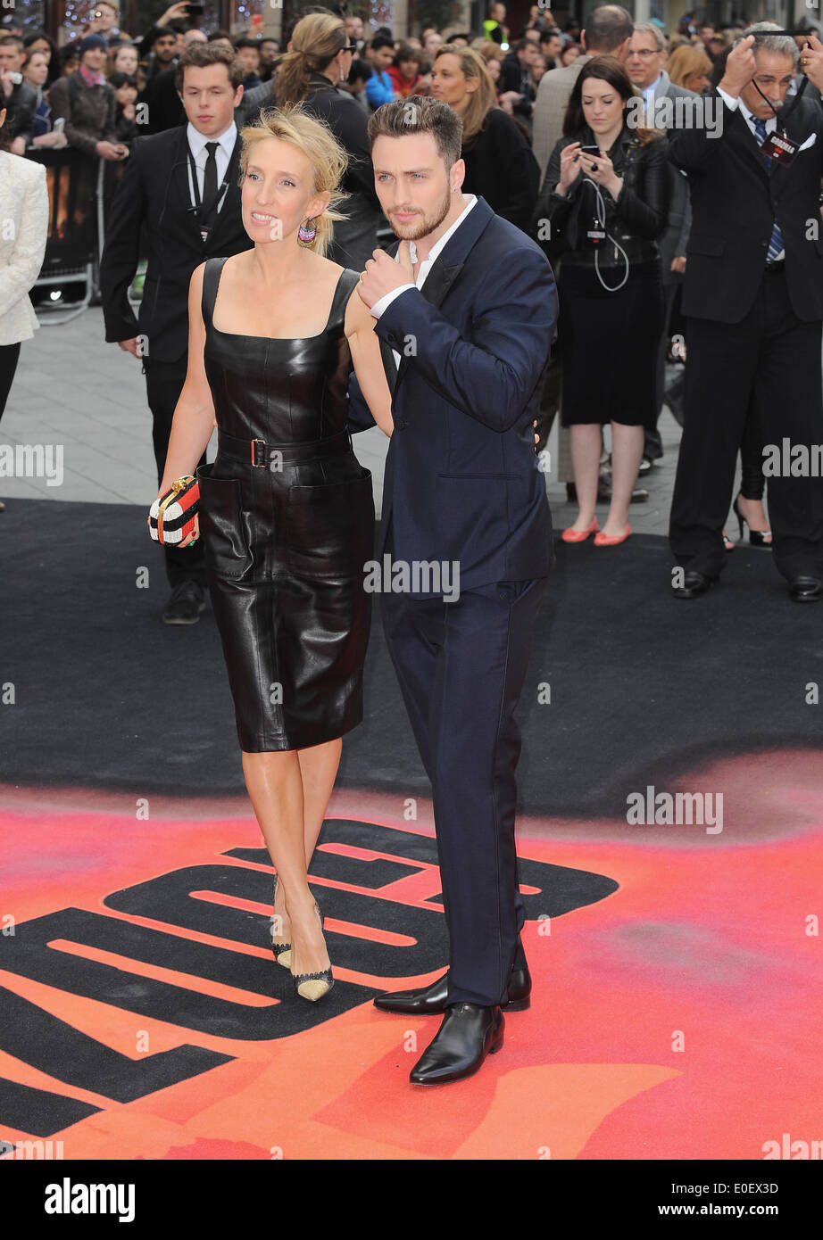 London, UK, UK. 11. Oktober 2013. Aaron Taylor Johnson und Sam Taylor Wood kommen für die Europäische Premiere von ' Godzilla'l im Odeon Leicester Square. © Ferdaus Shamim/ZUMA Wire/ZUMAPRESS.com/Alamy Live-Nachrichten Stockfoto