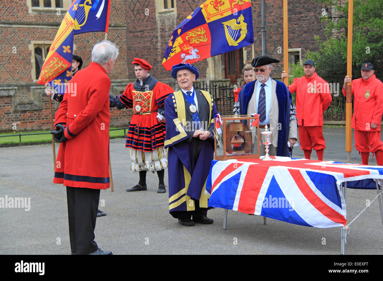 Tudor ziehen. Hampton Court Palace, East Molesey, Surrey, Großbritannien. 11. Mai 2014. "Übergabe-Zeremonie. Jährliche traditionelle rudern Ereignis zwischen den Historischen Königlichen Paläste von Hampton Court und dem Tower von London. Thames Fräser escort Royal Barge Gloriana, als sie einen der tela' an den Gouverneur des Turm liefert. Dieses tela' ist ein Stück der alten Wasserleitung aus einem ausgehöhlten Baumstamm, der auf der Basis von Holz aus dem alten Richmond Schloss steht und trägt das Wappen der Worshipful Company der Wassersportler und Lightermen. Stockfoto