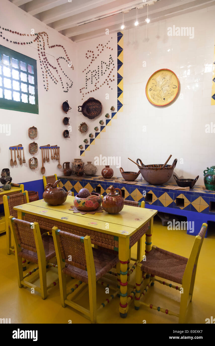 Küche im Frida Kahlo Museum, bekannt als La Casa Azul in Coyoacán Stockfoto