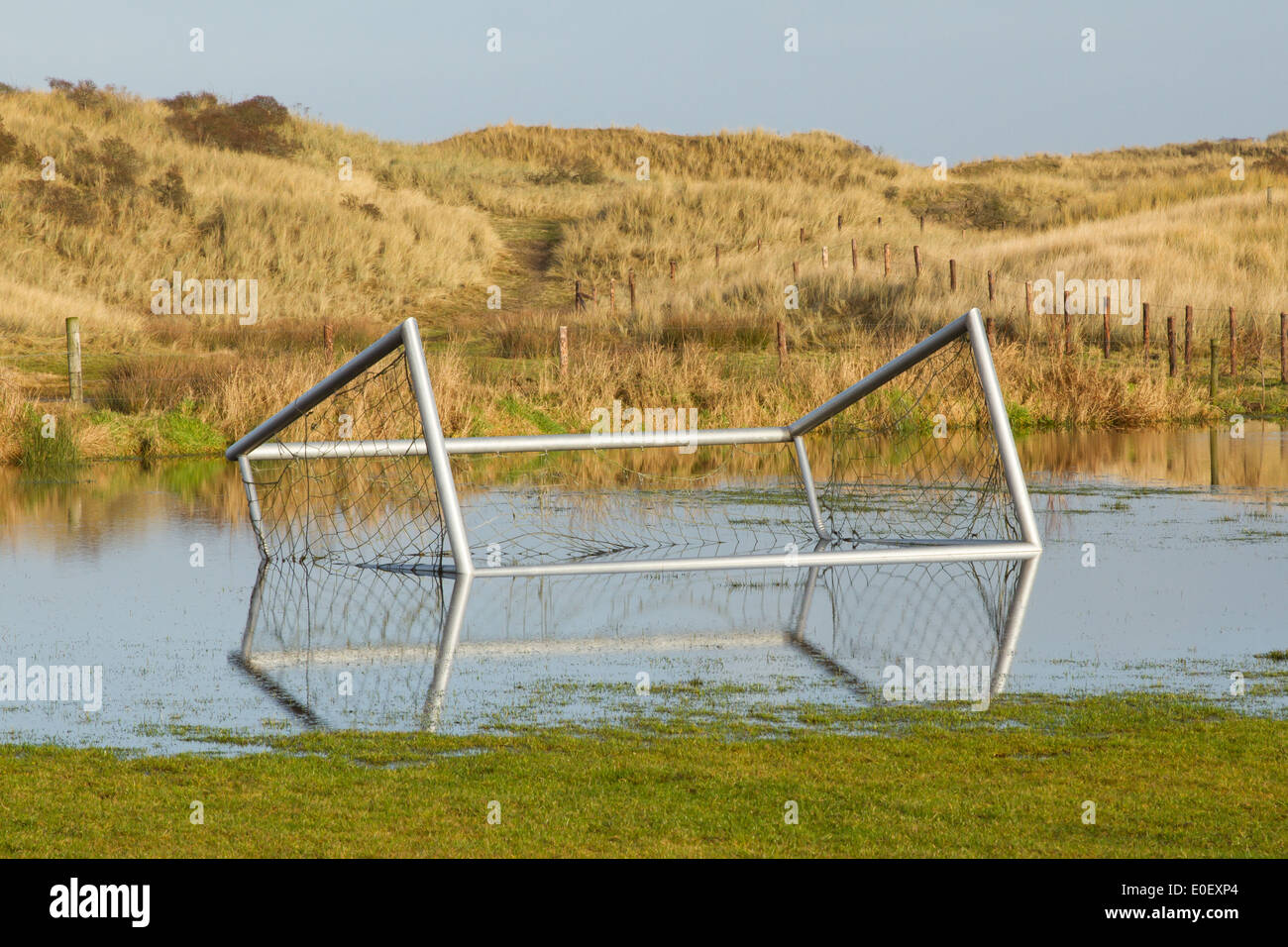 Fußballtor in einem überschwemmten Feld in Holland Stockfoto