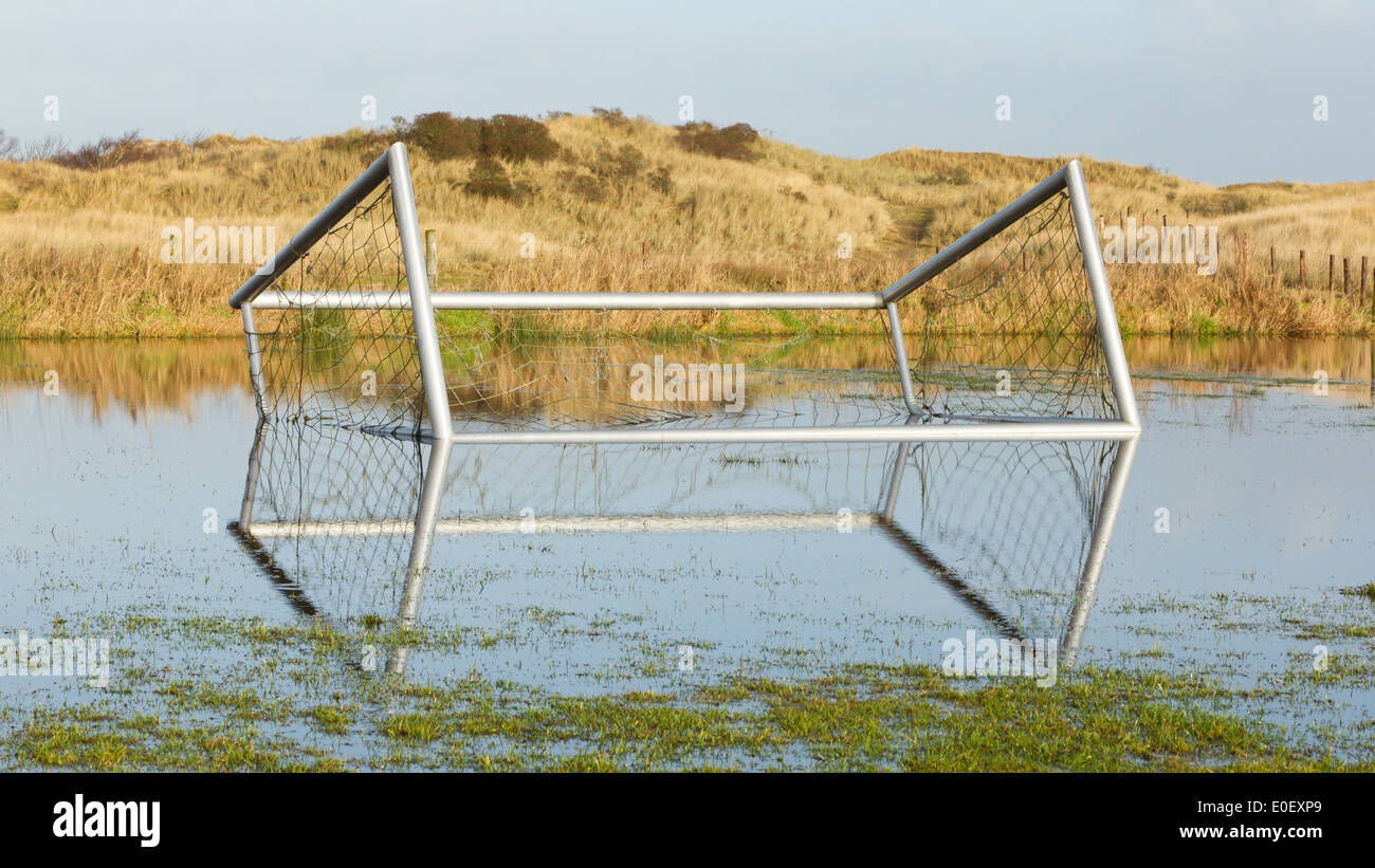 Fußballtor in einem überschwemmten Feld in Holland Stockfoto