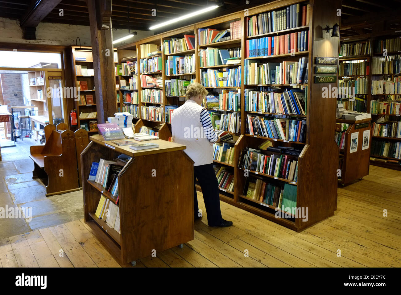 Richard Booth, Buchhandlung Heu unterwegs, obere Wye Valley, Buchhandlung, Bücher, Cafe, Kino, Wales, England, Stockfoto