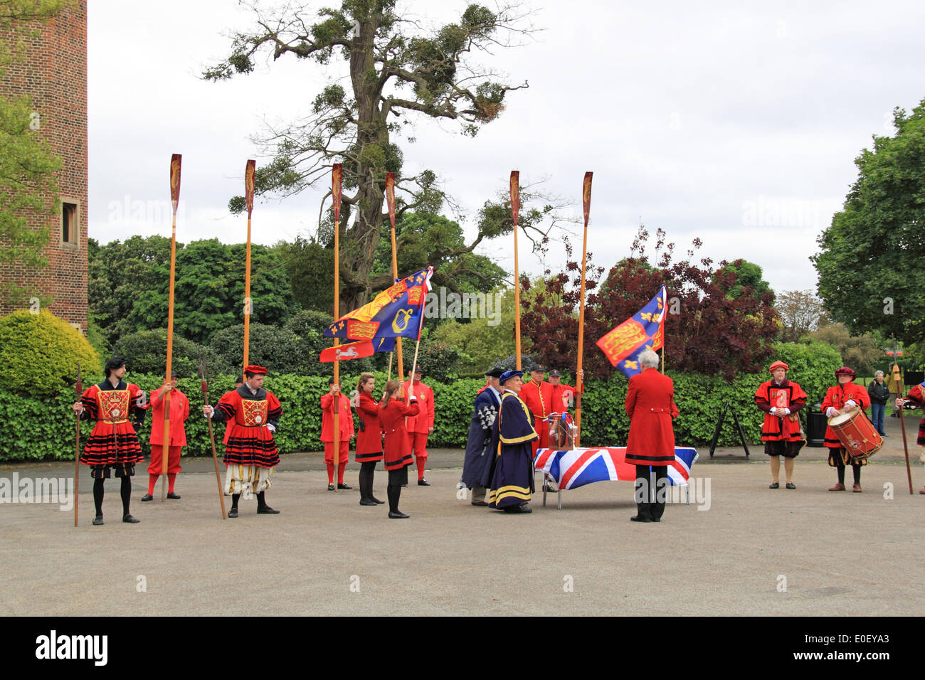 Tudor ziehen. Hampton Court Palace, East Molesey, Surrey, Großbritannien. 11. Mai 2014. "Übergabe-Zeremonie. Jährliche traditionelle rudern Ereignis zwischen den Historischen Königlichen Paläste von Hampton Court und dem Tower von London. Thames Fräser escort Royal Barge Gloriana, als sie einen der tela' an den Gouverneur des Turm liefert. Dieses tela' ist ein Stück der alten Wasserleitung aus einem ausgehöhlten Baumstamm, der auf der Basis von Holz aus dem alten Richmond Schloss steht und trägt das Wappen der Worshipful Company der Wassersportler und Lightermen. Stockfoto