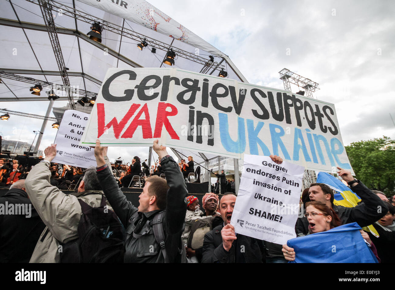 London, Großbritannien. 11. Mai 2014. Ukrainische Euromaidan Protest mit Peter Tatchell gegen pro-Putin Valery Gergiev in London Credit: Guy Corbishley/Alamy leben Nachrichten Stockfoto