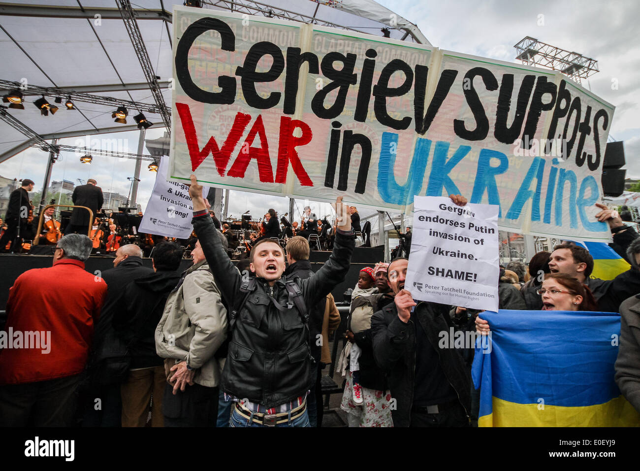 London, Großbritannien. 11. Mai 2014. Ukrainische Euromaidan Protest mit Peter Tatchell gegen pro-Putin Valery Gergiev in London Credit: Guy Corbishley/Alamy leben Nachrichten Stockfoto